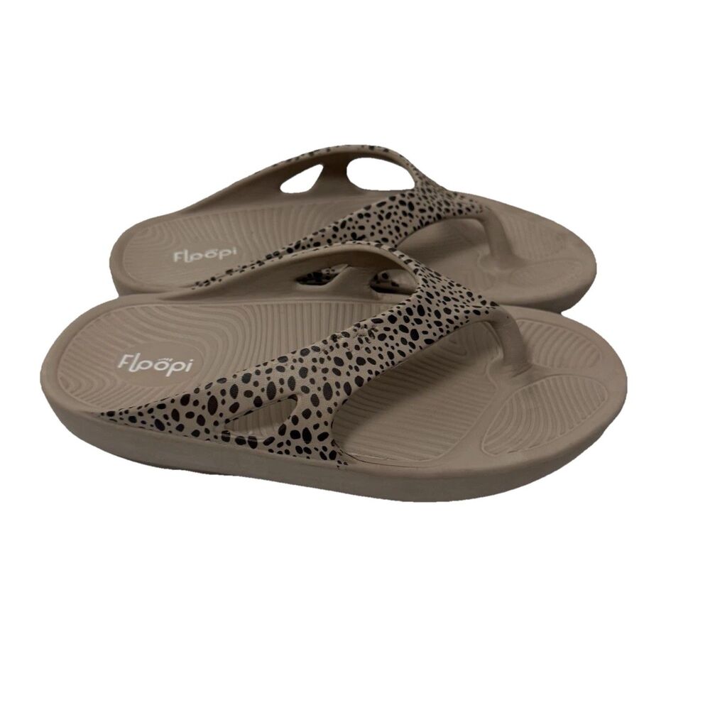 Floopi Sandals Women's 7M Beige Flip Flop Leopard Casual Pool Beach Comfort